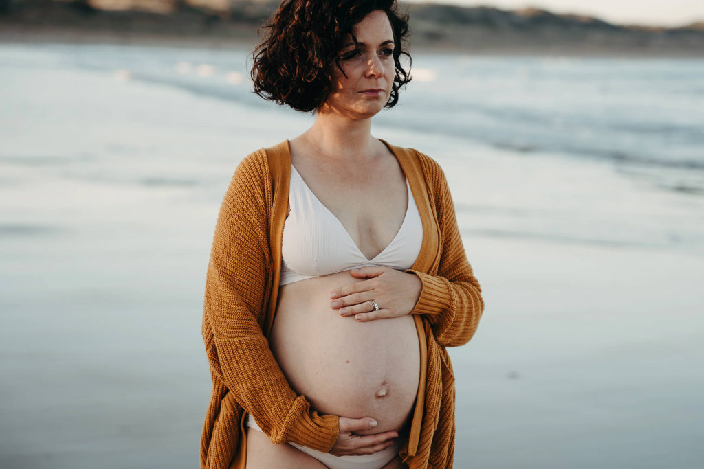 Baby bump at the beach | Gill Juergens Photography