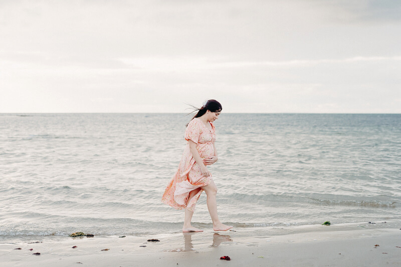 Family, Wedding & Newborn Photographer in Melbourne | Gill Juergens Photography | Fun maternity photos at the beach | Gill Juergens Photography