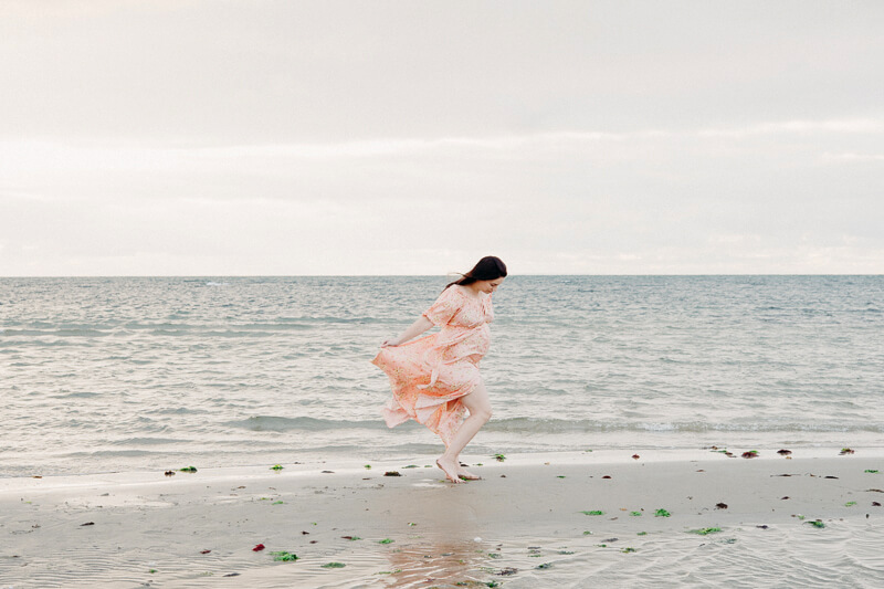 Family, Wedding & Newborn Photographer in Melbourne | Gill Juergens Photography | Fun maternity photos at the beach | Gill Juergens Photography